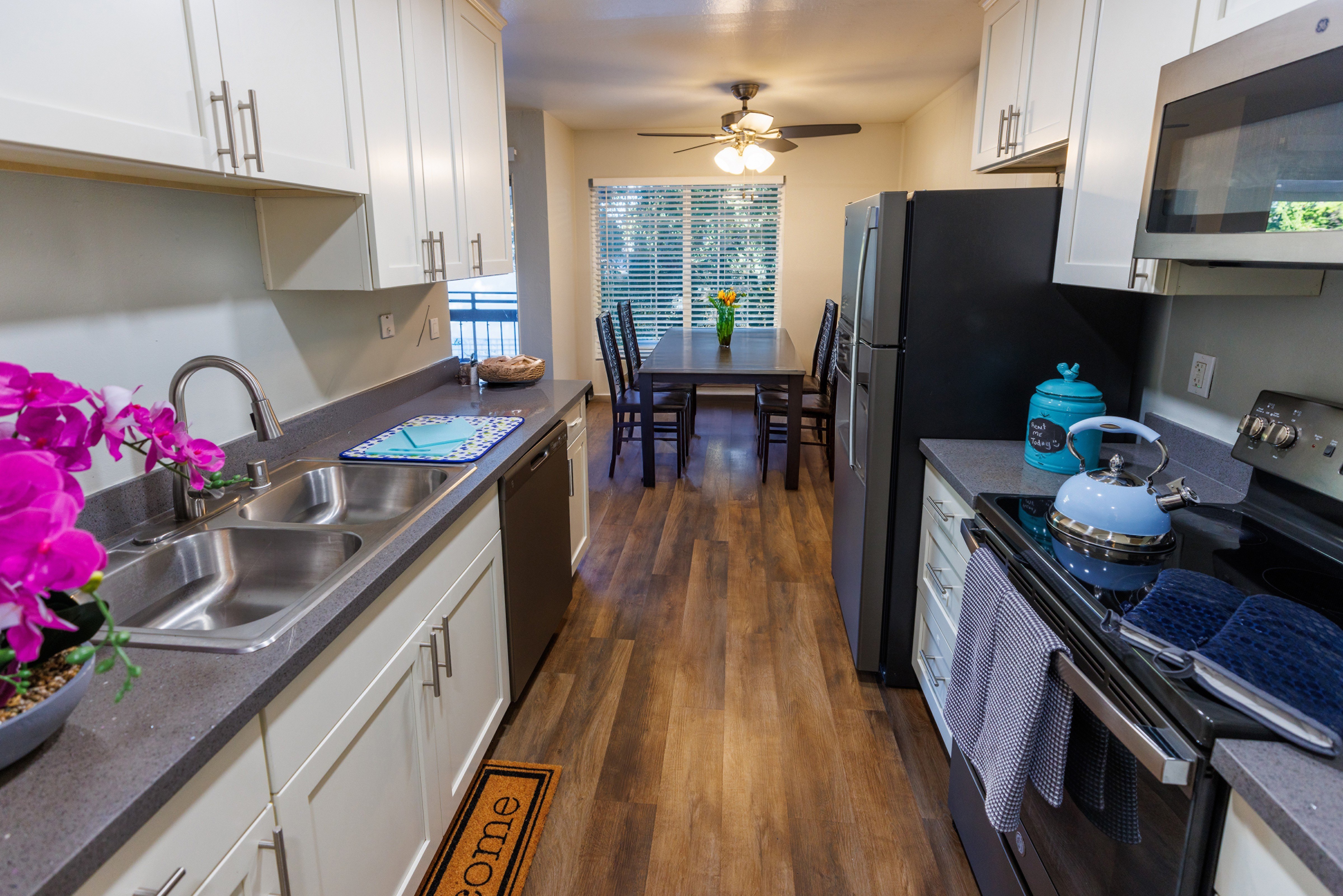 Redwood Plaza Apartments photo 2